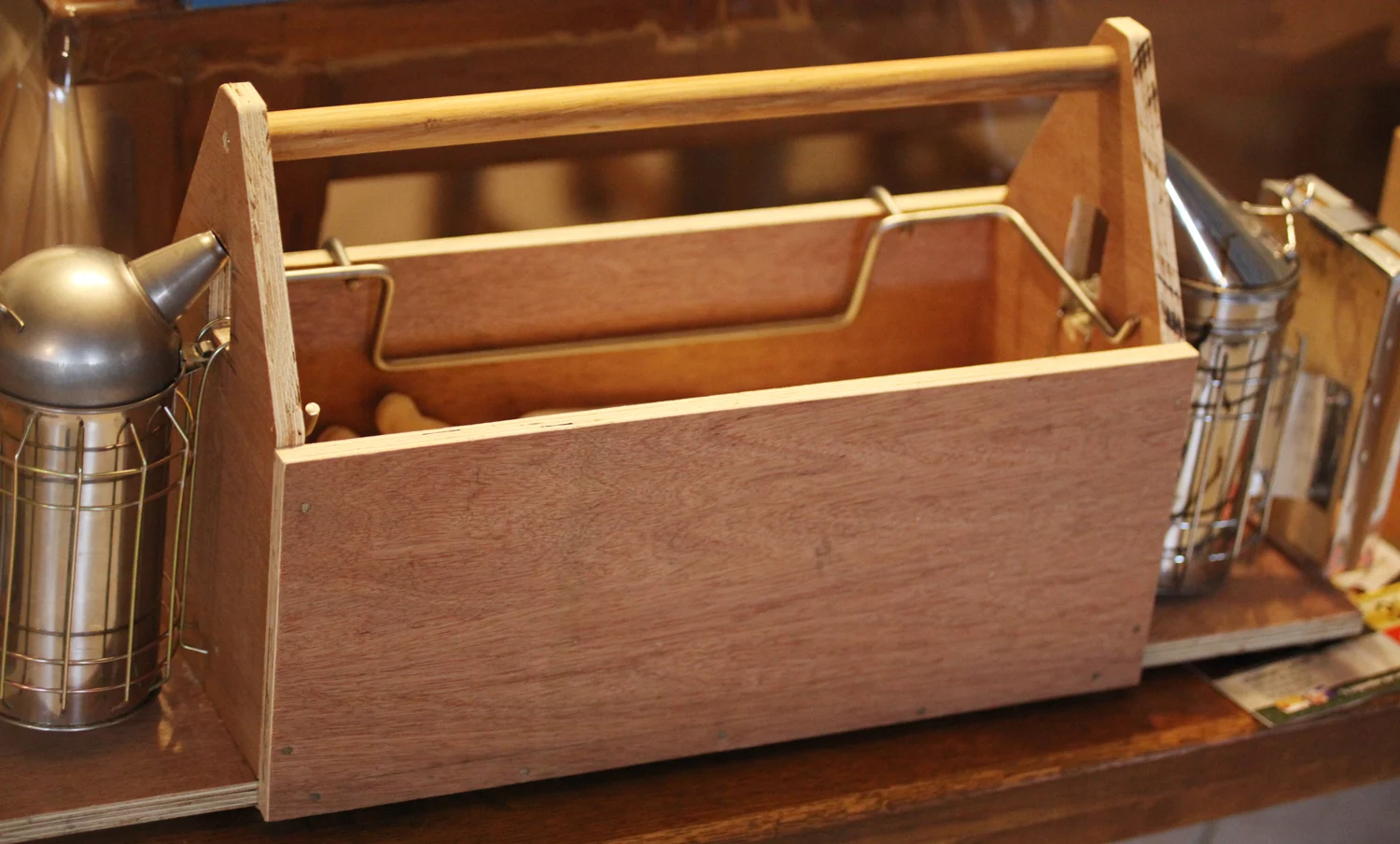 Caisse à outils en bois contenant des enfumoirs.
