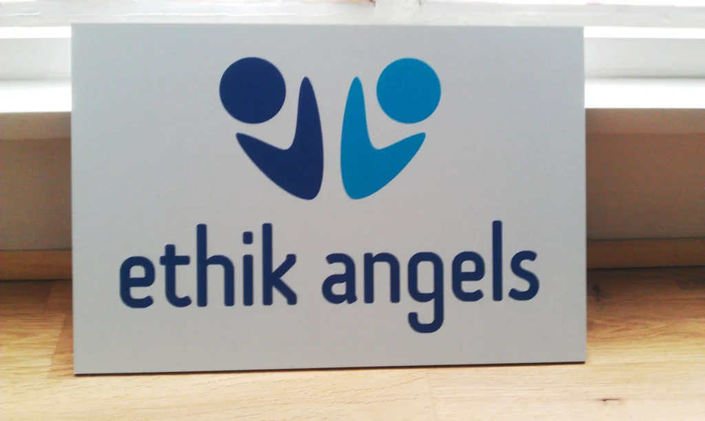 Plaque au logo d'Ethik Angels.