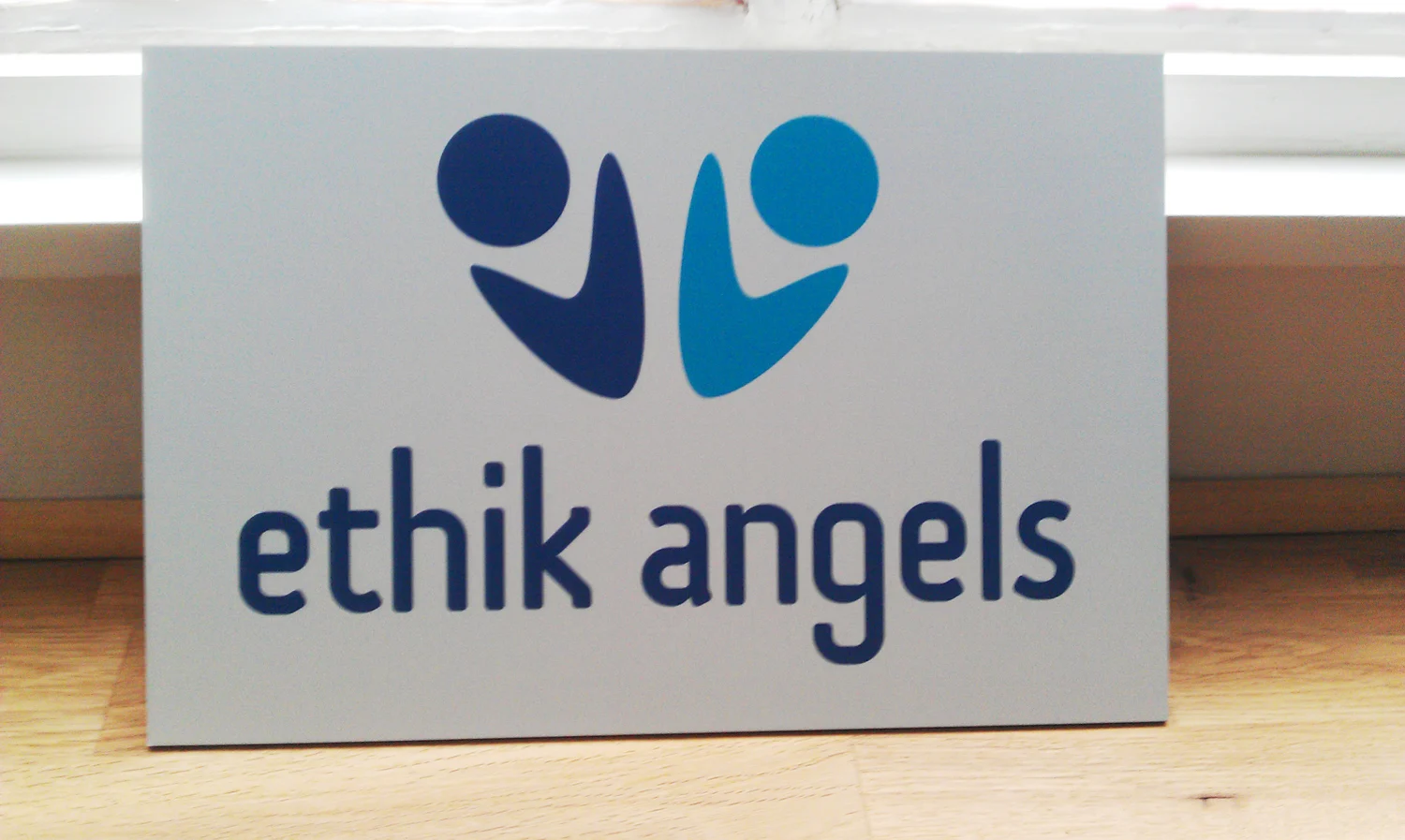 Plaque au logo d'Ethik Angels.
