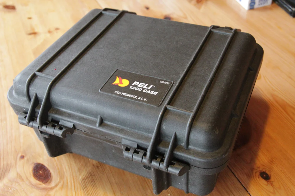Mallette de protection Peli noire posée sur une table.