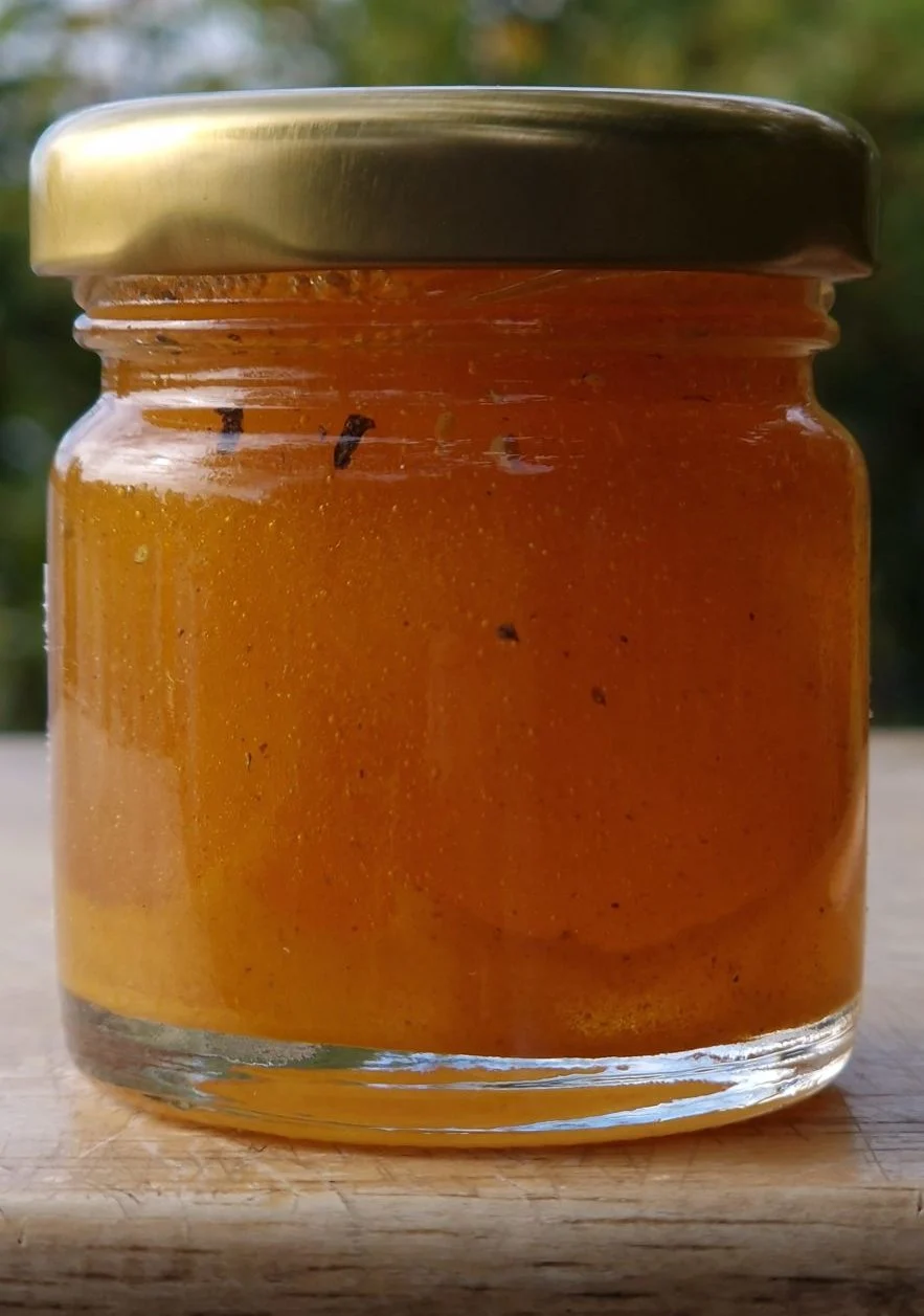 Petit pot de préparation au miel et au curcuma, orange.