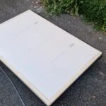 Panneau de polystyrène extrudé blanc posé sur un cadre en bois.