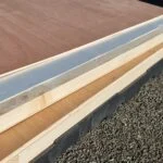Tranche d'un panneau sandwich, le polystyrène pris entre deux couches de bois.
