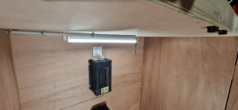 Chauffage fixé contre la paroi du caisson, sous la réglette lumineuse.